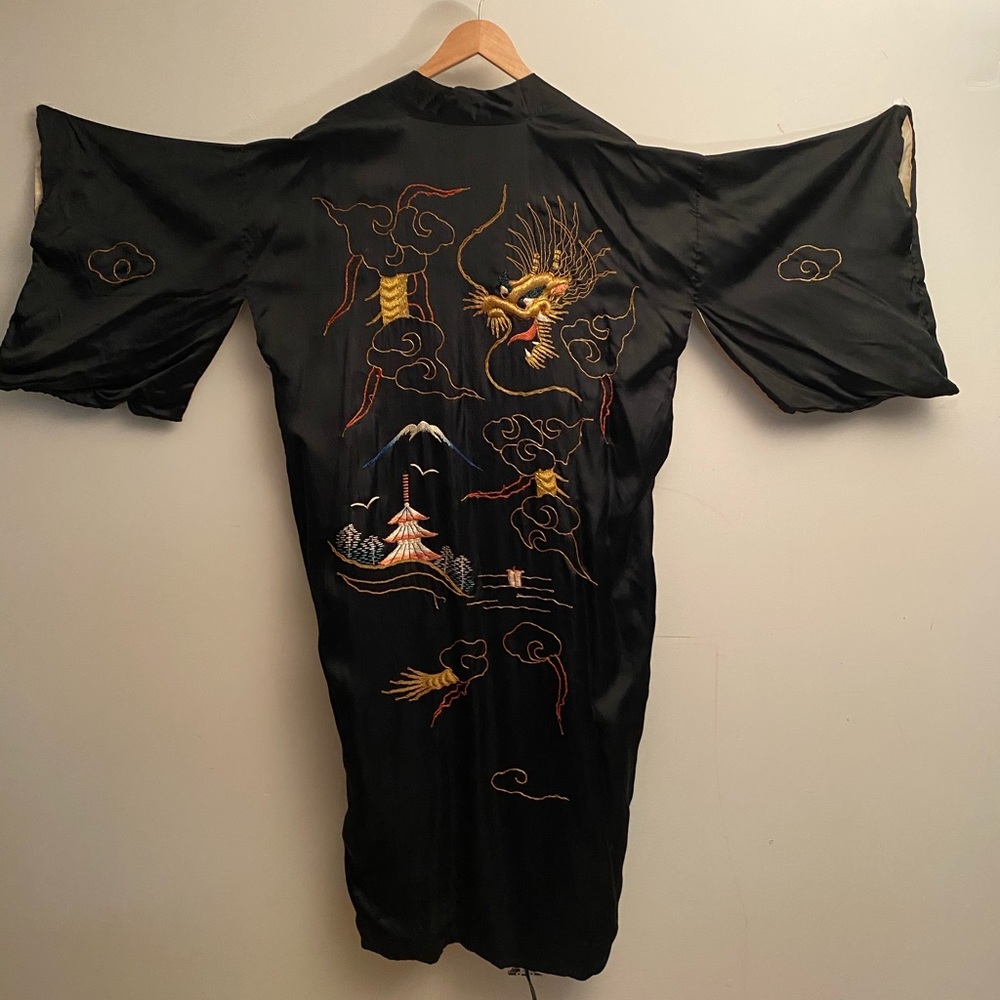 Vintage 1940s Japanese silk embroidered Kimono
